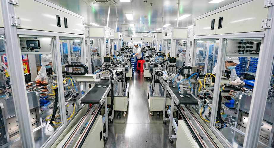 锂电产线上的技术工人 在订单洪流中淬炼工程匠心